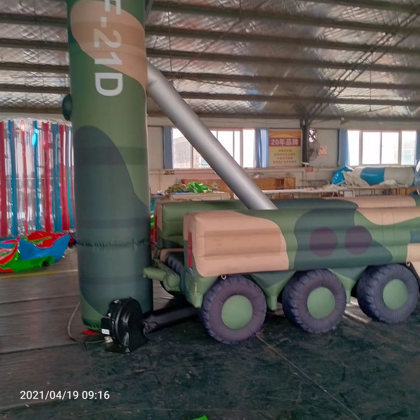 霞山军事演习中的充气目标车辆：模拟发射车雷达车坦克飞机